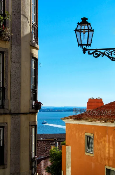 Smalle Kleurrijke Straat Van Lissabon — Stockfoto