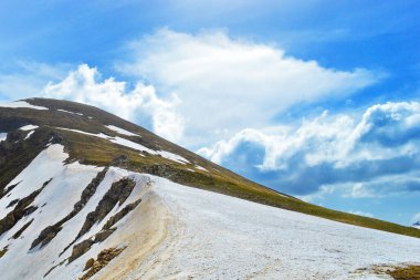 Dağlı ve karlı bir dağ manzarası