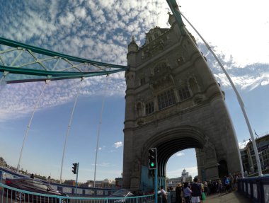 Londra, İngiltere - 29 Haziran 2017: Güneşli bir günde Tower Bridge 'de turist POV turistleri ve trafik. Tower Bridge Londra 'nın en ünlü simgesidir..