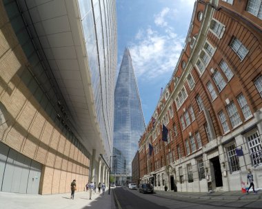 LONDON, ENGLAND- 29 Haziran 2017: Çift katlı otobüs Londra 'da Çömlek' in önünden geçiyor