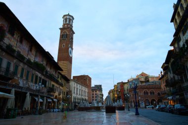 Torre dei Lamberti, arka planda seyahat yeri
