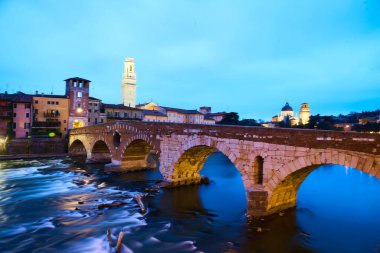 Ponte Pietra, Verona, akşam 