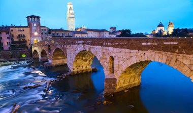 Ponte Pietra, Verona, akşam 
