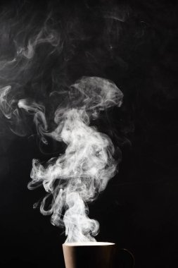 Karanlıkta beyaz duman. Yaklaş.