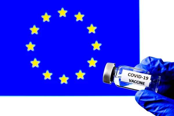 Ručně Držená Injekční Lahvička Kovid Vakcínou Evropskou Vlajkou — Stock fotografie