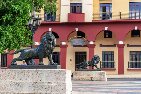 Restauracja Paseo Rzeźby Lwów Paseo Del Prado — Zdjęcie stockowe