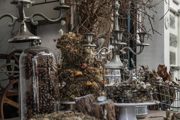 Antiker Kerzenständer Und Trockenpflanze Getrocknete Blumen Tannenzapfen Mit Glasflasche Dekorieren — Stockfoto