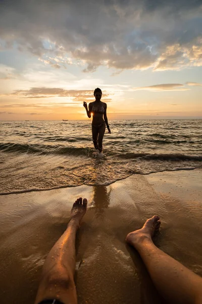 Woman Silhouette Beach Sunset Mans Legs — Stockfoto