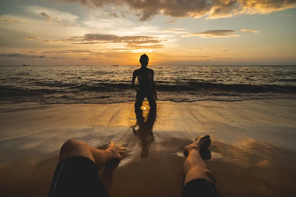 Woman Silhouette Beach Sunset Mans Legs — Stockfoto