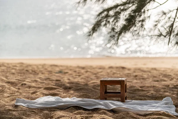 Houten Stoel Witte Handdoek Het Strand Oceaan Achtergrond — Stockfoto