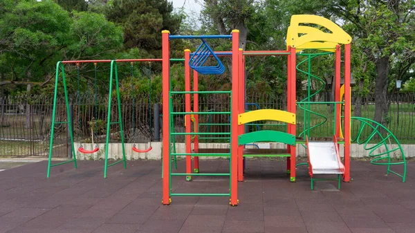 Kolorowe Zabawy Plac Zabaw Dla Dzieci Parku Publicznym — Zdjęcie stockowe