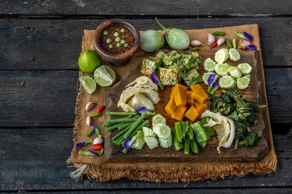 タイの伝統料理 スパイシーなエビペースト木製の背景色に野菜やチャールームオムレツとディップまたは揚げエビペーストソース ナムプリークカピ — ストック写真