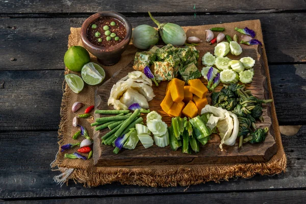 タイの伝統料理 スパイシーなエビペースト木製の背景色に野菜やチャールームオムレツとディップまたは揚げエビペーストソース ナムプリークカピ — ストック写真