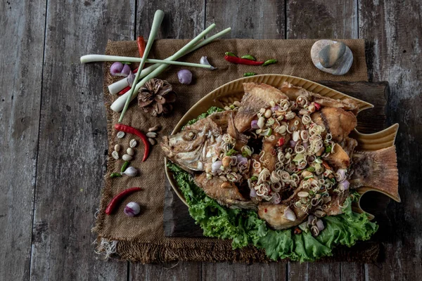 Gebakken Hele Tubtim Vis Met Pittige Citroengras Salade Voeding Voor — Stockfoto