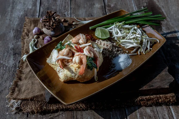 Smażony Tajski Makaron Krewetkami Zawinięte Jajko Pad Thai Popularne Jedzenie — Zdjęcie stockowe
