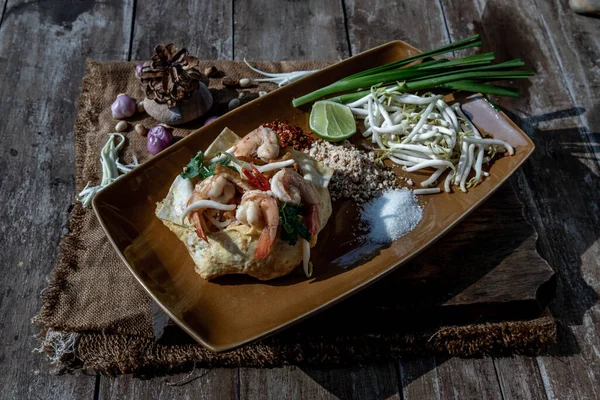Жареный Тайский Лапша Креветками Завернутый Яйцо Pad Thai Популярная Еда — стоковое фото