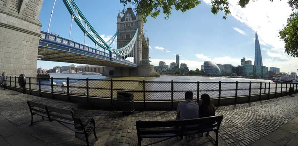 Londres Reino Unido Junho 2017 Turista Tira Fotos Tower Bridge — Fotografia de Stock