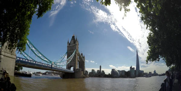 英国伦敦 2017年6月27日 游客在伦敦日落时拍摄伦敦塔桥的照片 — 图库照片