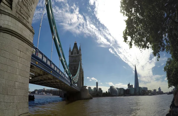 Londres Reino Unido Junio 2017 Turista Tomando Fotos Tower Bridge — Foto de Stock
