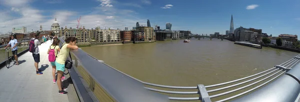 在英国伦敦一个阳光明媚的日子里 从千禧桥到碎片塔大桥的景色 — 图库照片