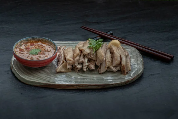 Азиатская Кухня Мариновала Курицу Betong Chickken Соус Керамической Тарелке Подавать — стоковое фото