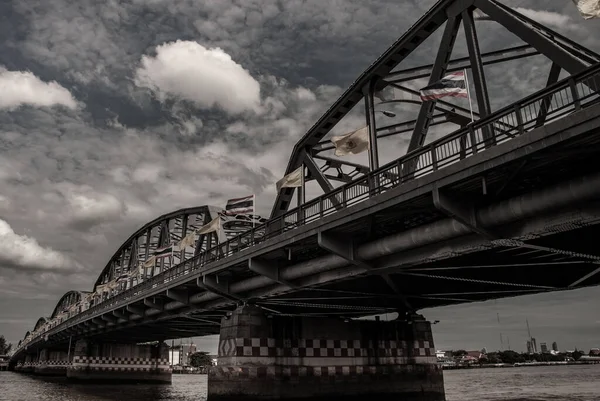 壮观的风景午后的Phra Phuttha Yodfa桥 纪念桥 复古风格 — 图库照片