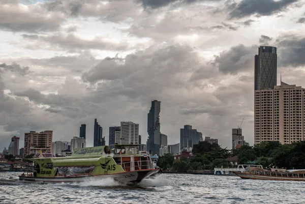 人気の交通機関で旅行する乗客と旅行者チャオプラヤ川のチャオプラヤエクスプレスボート — ストック写真