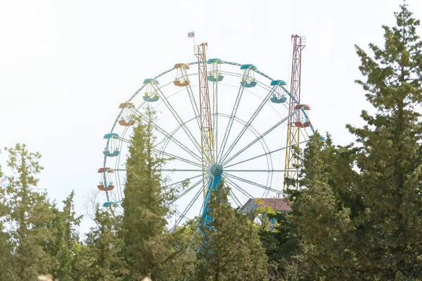 Ferris Τροχό Και Άλλα Αξιοθέατα Ηλιόλουστη Καλοκαιρινή Μέρα Μπροστά Κριμαία — Φωτογραφία Αρχείου