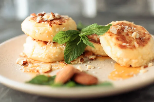 Cheesecakes Cottage Cheese Pancakes Almonds Fresh Mint Maple Syrup Gray — Zdjęcie stockowe