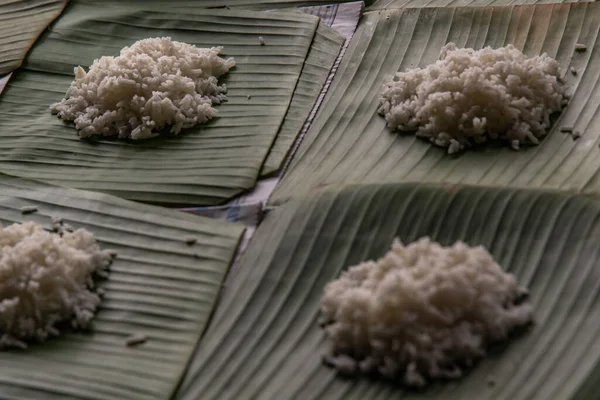 Weißer Reis Wird Gekocht Indem Auf Einem Bananenblatt Gedünstet Oder — Stockfoto