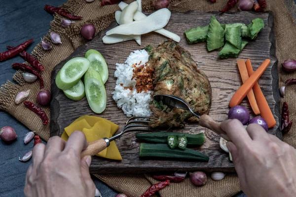 Lokal Thailändsk Mat Stil Handen Använder Sked För Att Ösa — Stockfoto