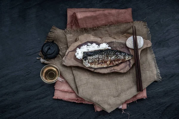 日本人晚饭吃的萨巴鱼 用米烤 配上酱汁 木制背景 配上热茶 日本风格 — 图库照片