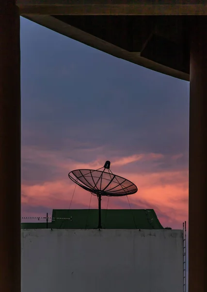 Black Satellite Dish Antenna Ricevitore Contro Sfondo Blue Sky — Foto Stock