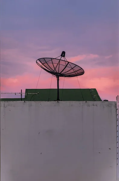 Black Satellite Dish Antenna Ricevitore Contro Sfondo Blue Sky — Foto Stock
