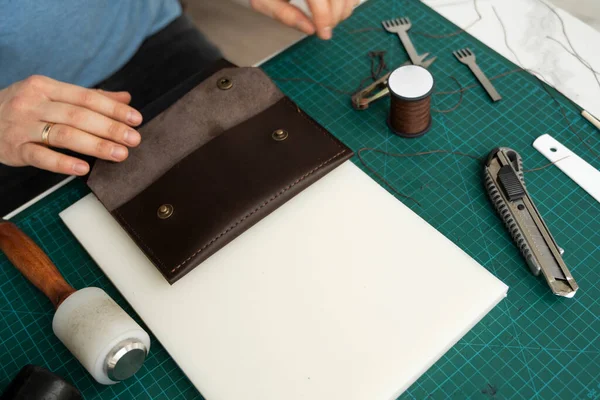 Mens Hand Working Leather Wallet His Workshop Working Process Brown — Stock Photo, Image