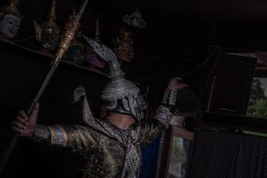 Baan Silapin 'deki Ramayana destansı hikayesinden Khon maskeli Tos-Sa-Kun' un portresi