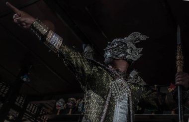 Baan Silapin 'deki Ramayana destansı hikayesinden Khon maskeli Tos-Sa-Kun' un portresi