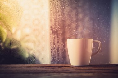 Beyaz fincan kahve kapatmak