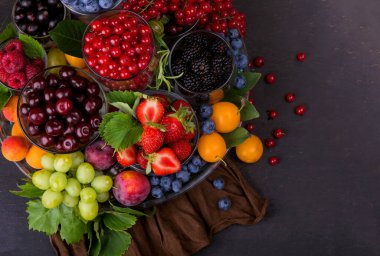 siyah bir arka plan üzerinde farklı türde yaz taze çilek