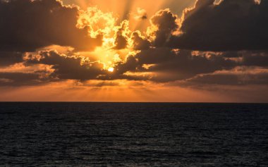 Güzel gün batımının deniz üzerindeki manzarası.