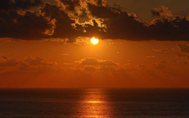 Güzel gün batımının deniz üzerindeki manzarası.