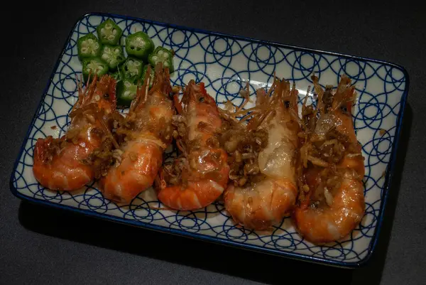 Νόστιμο Ορεκτικό Σκόρδο Γαρίδες Γαρίδες Στο Τηγάνισμα Ένα Ιαπωνικό Πιάτο — Φωτογραφία Αρχείου