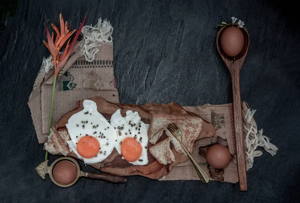 两个煎蛋配吐司 在漂亮的木制背景上做健康早餐 营养概念 — 图库照片