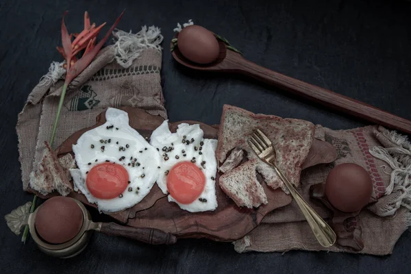 Dwa Smażone Jajka Tostem Zdrowe Śniadanie Pięknym Drewnianym Tle Koncepcja — Zdjęcie stockowe