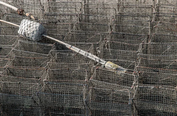漁村の漁業や魚介類を捕獲する伝統的な罠のグループ — ストック写真