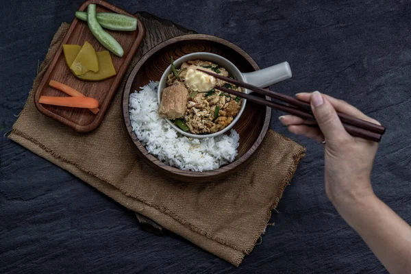 他们的手是用筷子 用葱和香草蔬菜 用蒸饭放在木碗里搅拌炒鸡蛋豆腐 — 图库照片