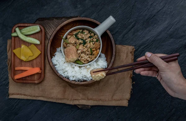 他们的手是用筷子 用葱和香草蔬菜 用蒸饭放在木碗里搅拌炒鸡蛋豆腐 — 图库照片