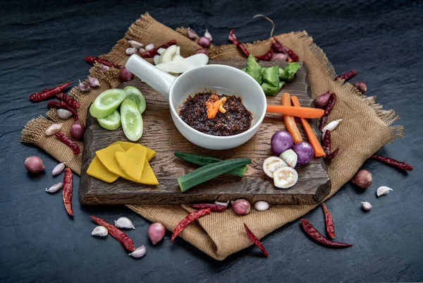 具材にタイ語のナム プリク エビ入り唐辛子ペースト と木の背景に新鮮な野菜 — ストック写真