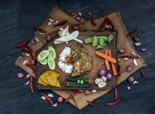 地元のタイ料理スタイル ジャスミンライスのアカシア ペナタ オムレツやチャオムの卵を材料とし 木の背景に新鮮な野菜を添えて タイ料理 — ストック写真