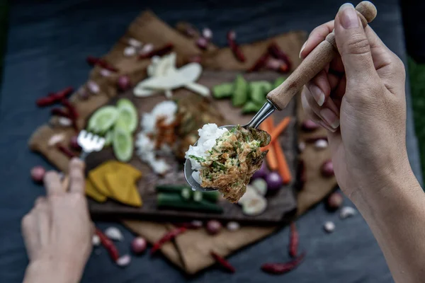 Local Thai Food Style Hand Using Spoon Scoop Fried Acacia — ストック写真